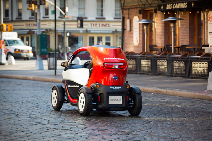 Nissan-New-Mobility-concept-rear-three-quarter-in-motion