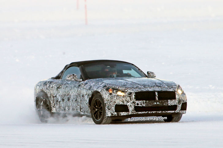 BMW-Z5-playing-on-ice-2