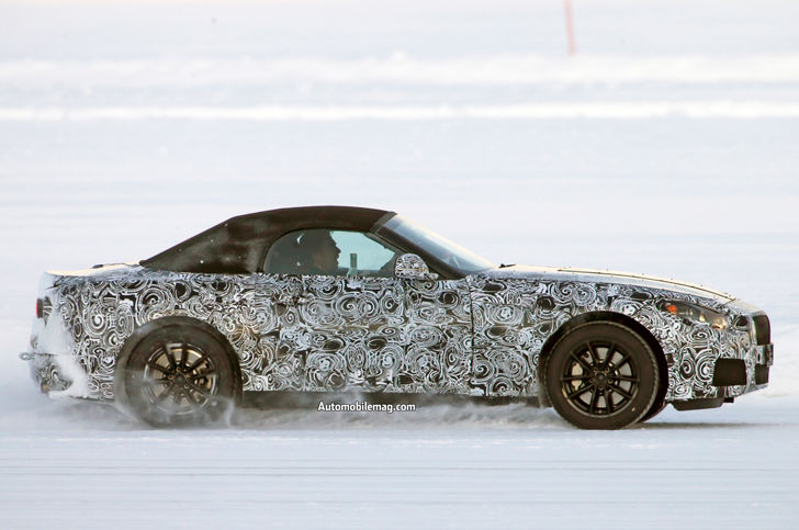 BMW-Z5-playing-on-ice-5