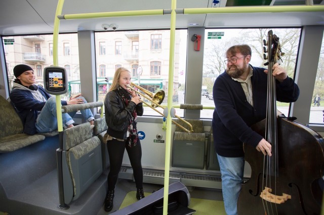 concert-on-volvo-electric-bus-gothenburg-sweden_100556357_m