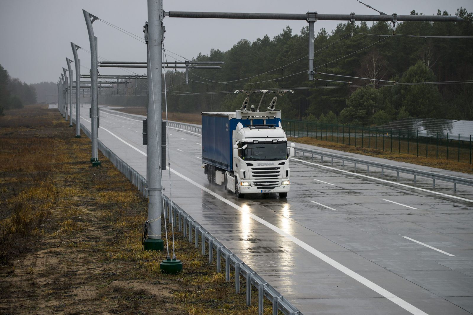 Scania G 360 4x2 with pantograph, electrically powered truck at the Siemens eHighway. Gross Dölln, Germany Photo: Dan Boman 2013