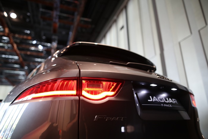 jaguar_f-pace-9