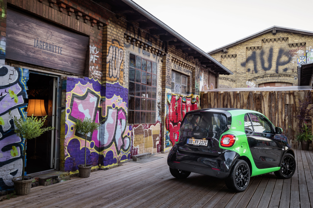 smart fortwo electric drive; Exterieur: schwarz; Interieur: schwarz ;Elektrischer Energieverbrauch gewichtet: 12,9 kWh/100km ; CO2-Emissionen kombiniert: 0 g/km smart fortwo electric drive; exterior: black; interior: black; Electric power consumption, weighted: 12.9 kWh/100km; CO2 emissions combined: 0 g/km