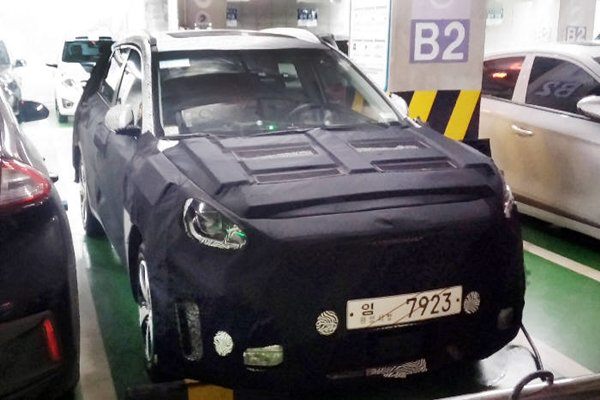 hyundai-electric-suv-spotted-charging-in-south-korean-supermarket-parking-garage-114740_1