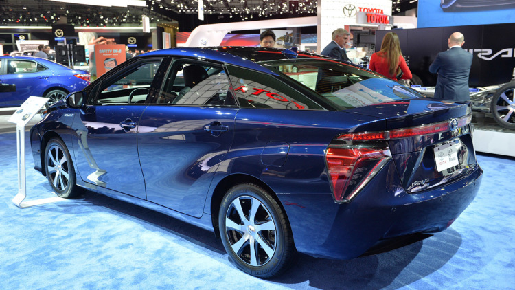 02-2016-toyota-mirai-la-1